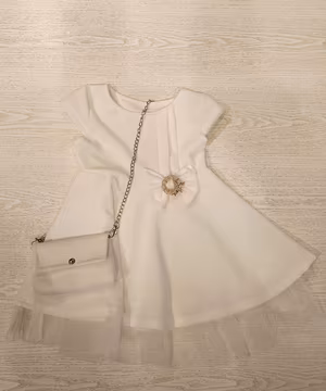 abito bianco con borsetta